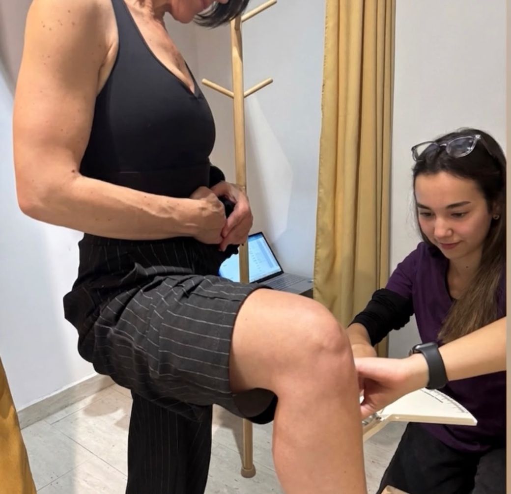 Sofía Cortés-Monroy realizando una medición de composición corporal en consulta